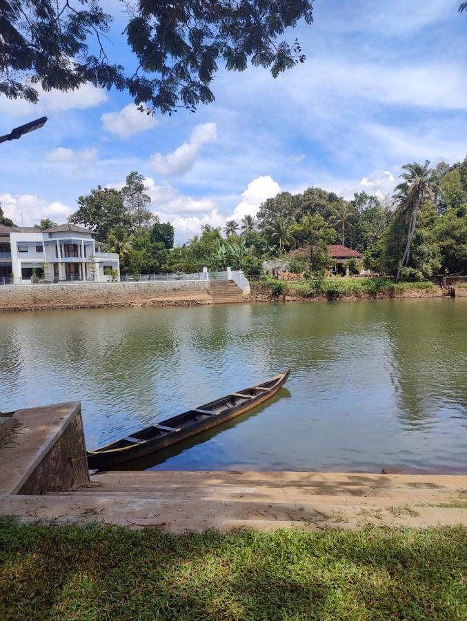 Akkara Homestay & Ayurveda กัตตะยัม ภายนอก รูปภาพ